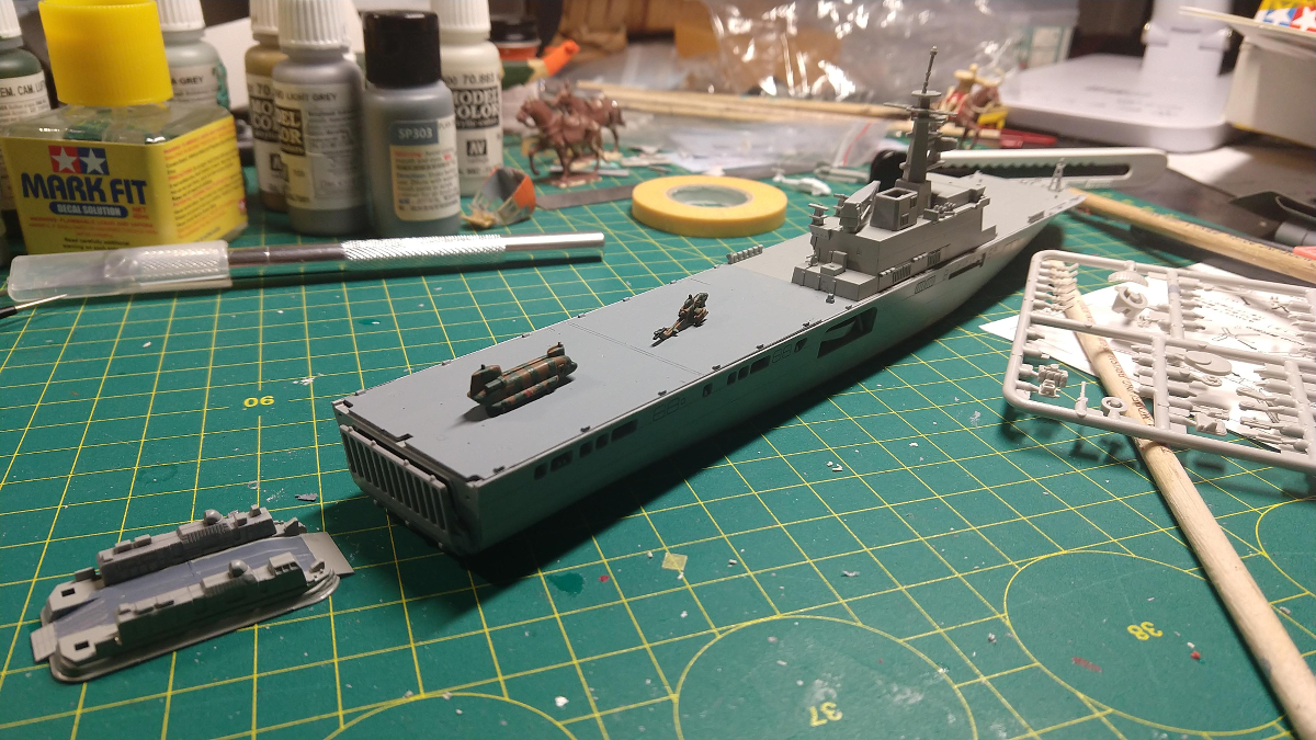 Maquette Porte-Avions JDS Osumi LST - Échelle 1:900 - Forces Maquette Porte-Avions JDS Osumi LST - Échelle 1:900 - Forces